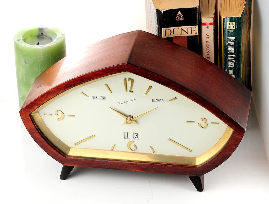 Soviet Energiya vintage mechanical clock with electrical self-winding mechanism, EChL factory, 1960s