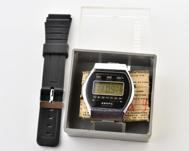 Large vintage USSR digital watch Electronika 5 - with box and papers!