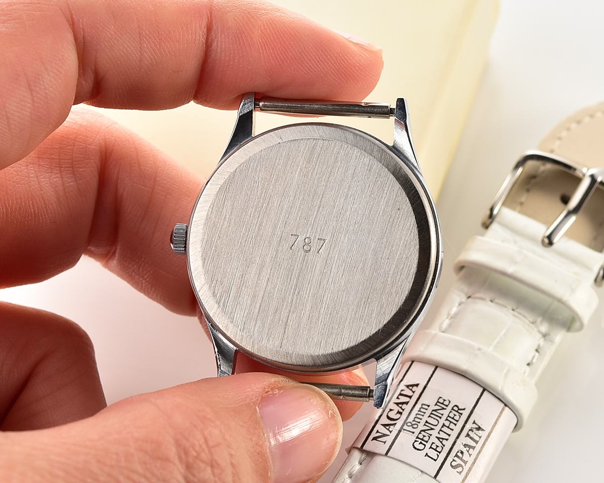 Excellent soviet Luch watch with quartz movement - with day/date calendar