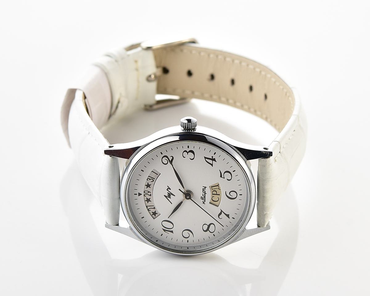 Excellent soviet Luch watch with quartz movement - with day/date calendar
