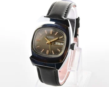 Excellent Raketa vintage Soviet mechanical wristwatch with double calendar