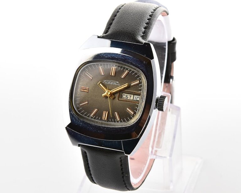Excellent RAKETA vintage soviet mechanical wristwatch with double calendar