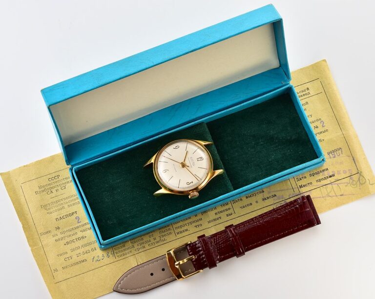 Time Capsule: Vostok gold-plated mechanical wrist watch with 22 jewels precision movement!