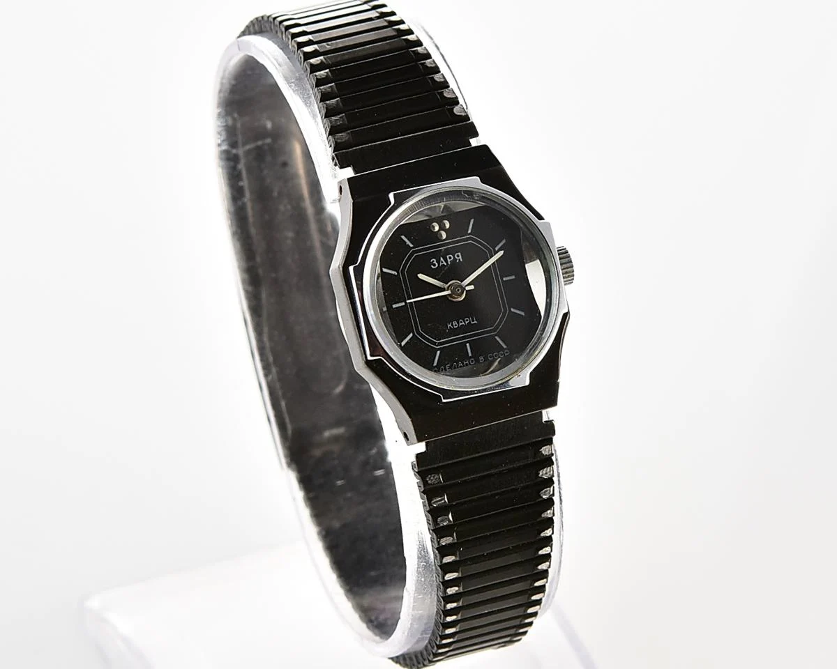 Vintage Zaria wristwatch for ladies with quartz movement