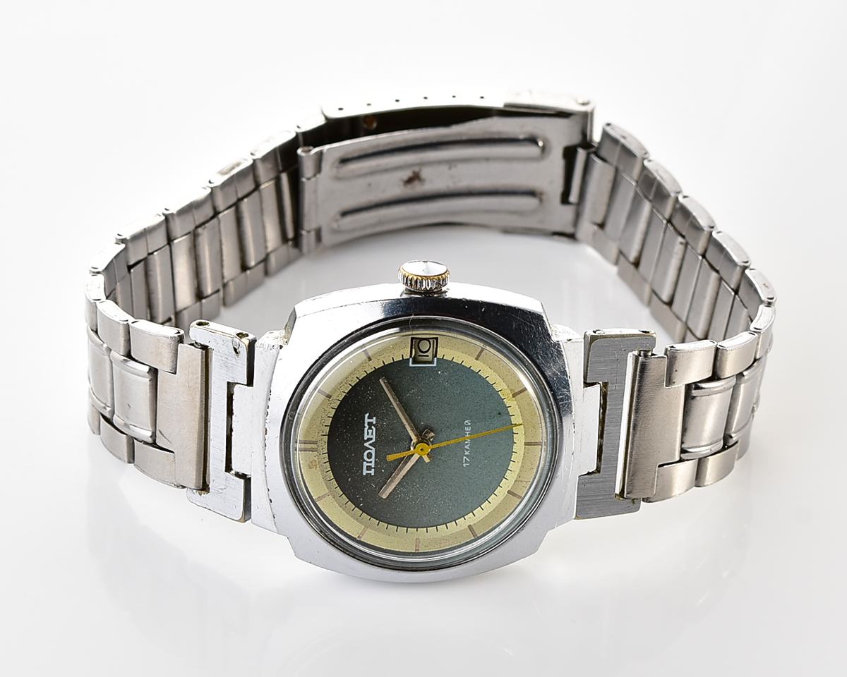 Soviet POLJOT mechanical wrist watch with "space-age" retro-minimalistic duo-tone dial from 1970s