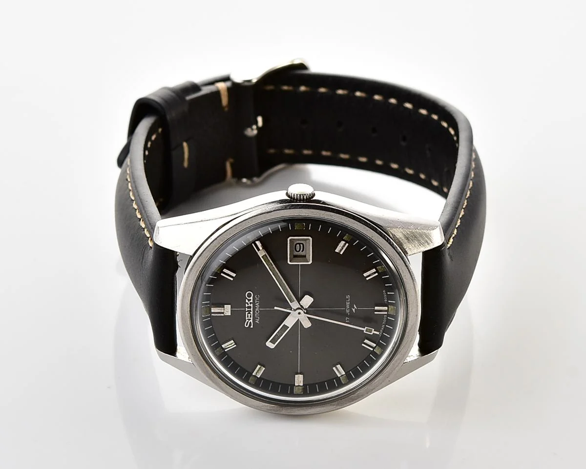 Vintage 1974 Seiko Automatic 17 jewel mechanical watch - Charcoal Crosshair Dial