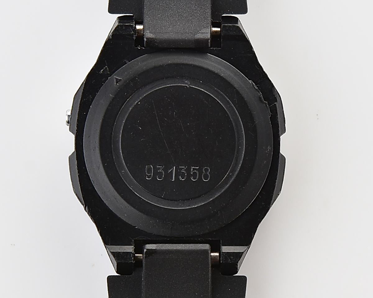 Small vintage USSR digital watch Electronika 5 - export to spanish speaking world