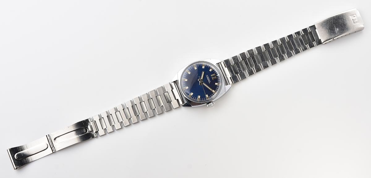 Soviet RAKETA vintage mechanical watch with antimagnetic movement 2610!