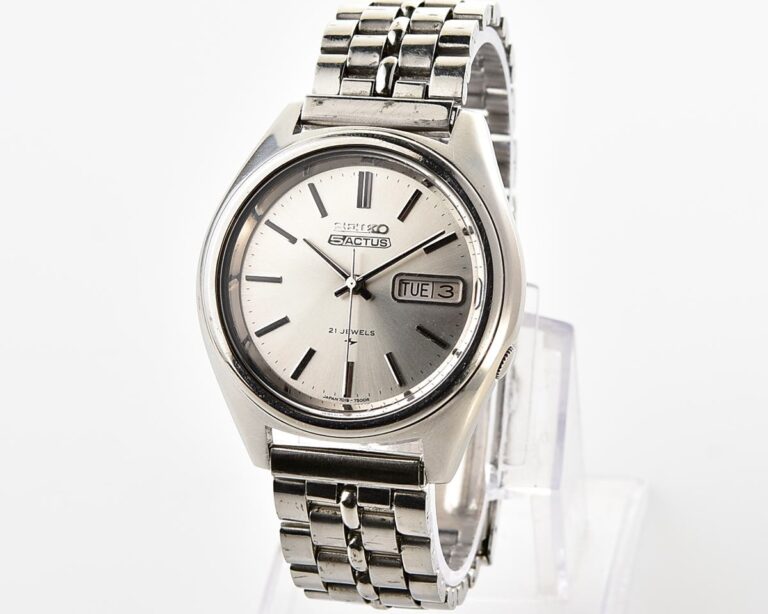 Vintage Seiko 5 Actus Automatic 21 jewels Sport-Dress Watch, from August 1975