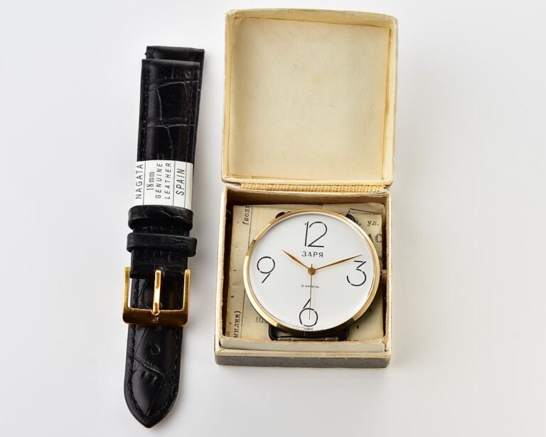 TIME CAPSULE:  ZARIA soviet mechanical watch – New Old Stock(NOS)!