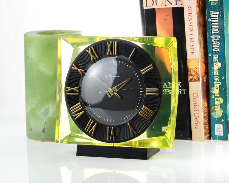 Molnija vintage soviet mechanical table clock