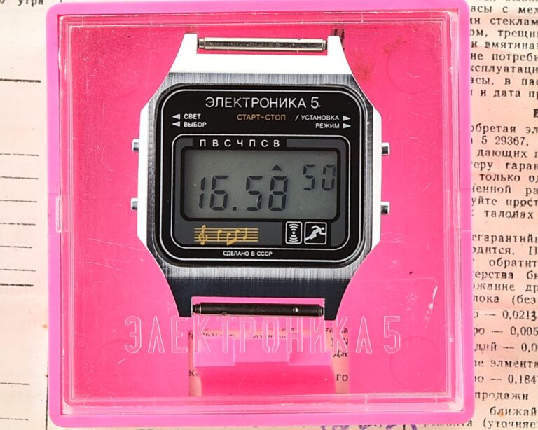 TIME CAPSULE: Digital vintage wristwatch Electronika-5 with engraved back, New Old Stock(NOS)!