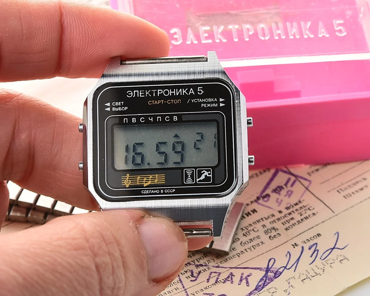 TIME CAPSULE: Digital vintage wristwatch Electronika-5 with engraved back, New Old Stock (NOS)!