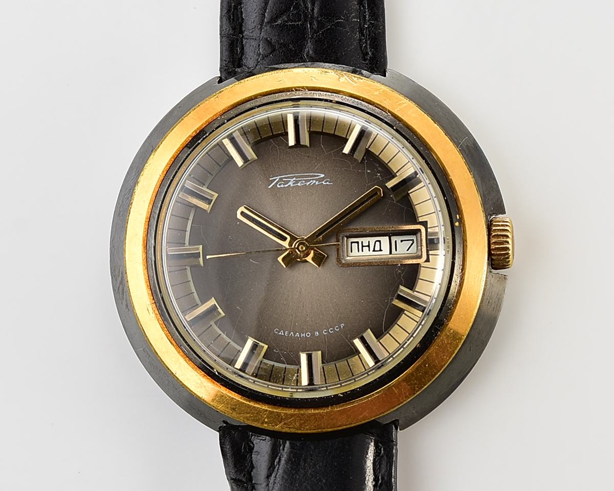 Vintage soviet RAKETA mechanical watch with day / date calendar