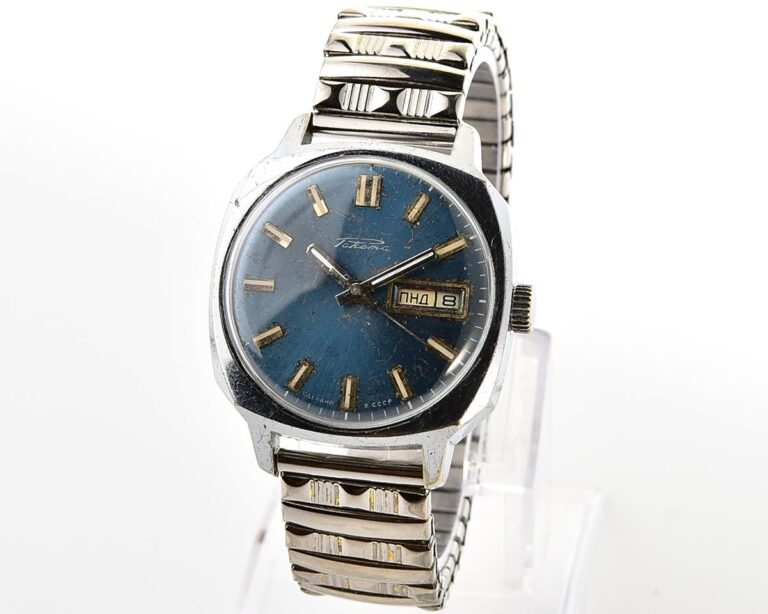 Soviet mechanical RAKETA with automatic self winding movement