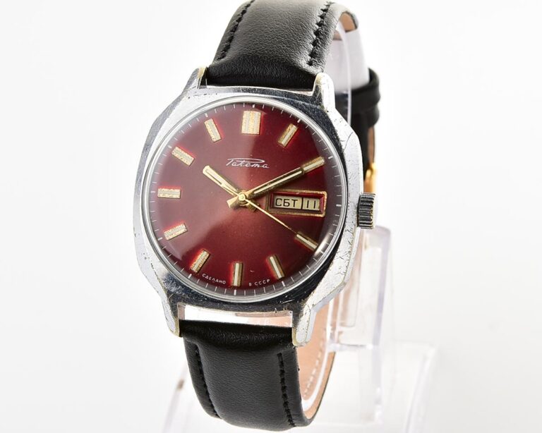 Soviet mechanical RAKETA with automatic self-winding movement