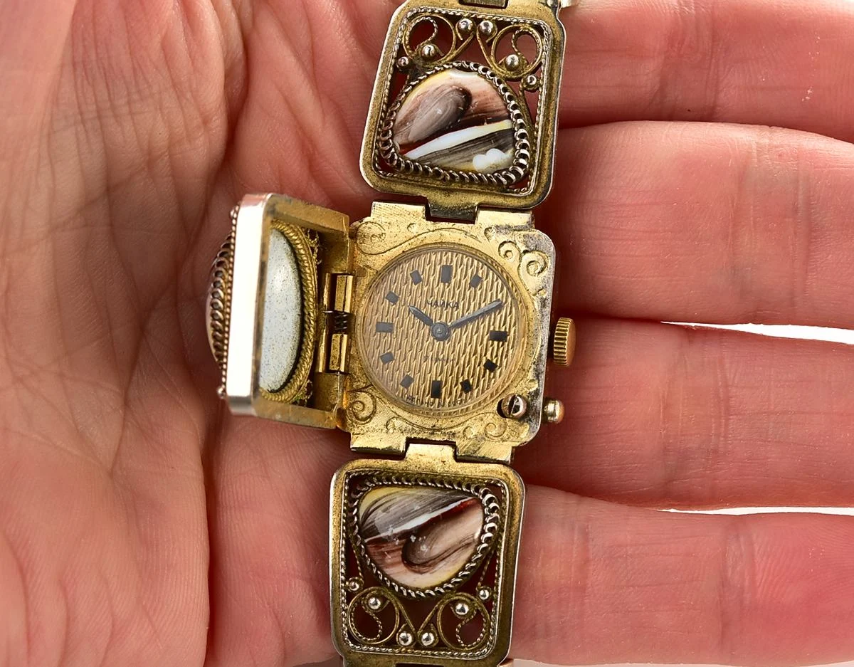 Chaika vintage wristwatch for ladies with stylish ceramic bracelet