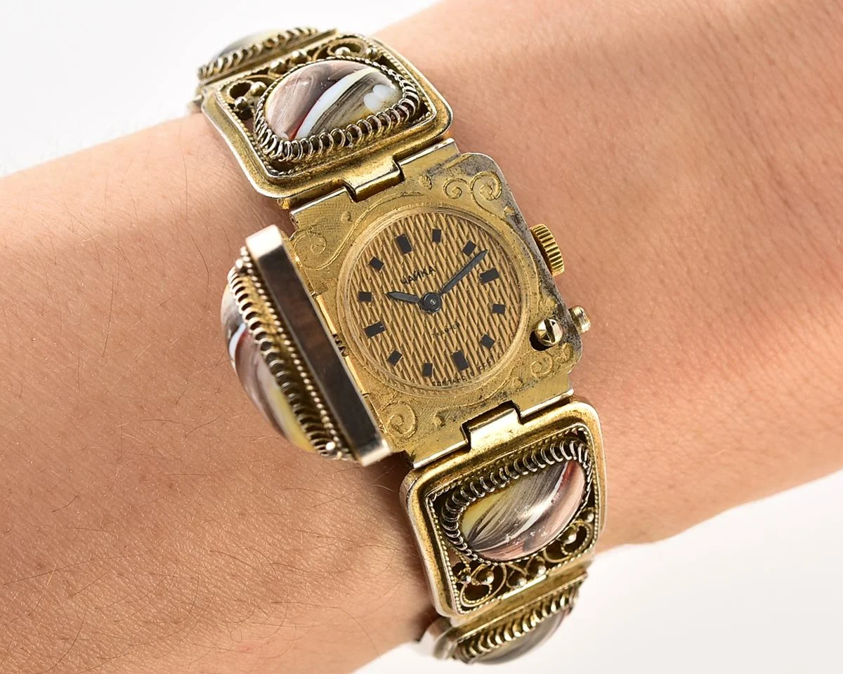 Chaika vintage wristwatch for ladies with stylish ceramic bracelet