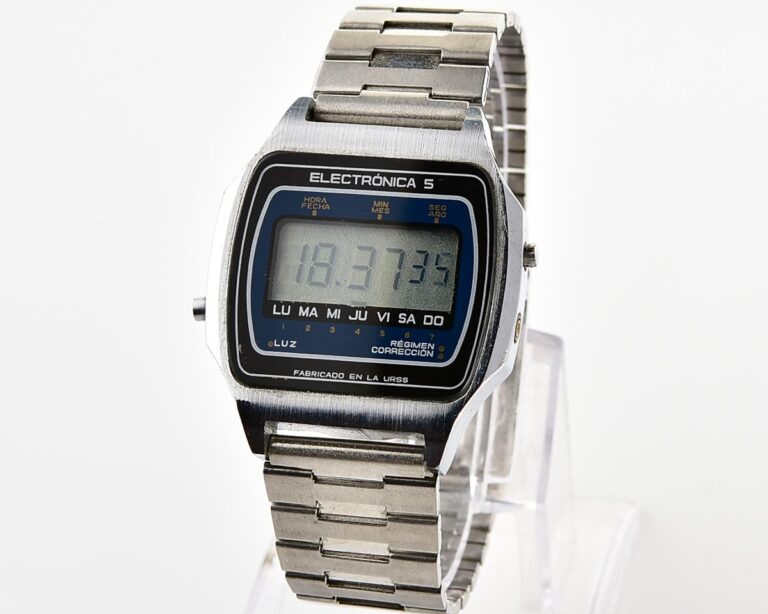 Rare soviet vintage USSR digital watch Electronika 5 - export verison for Spanish speaking world!