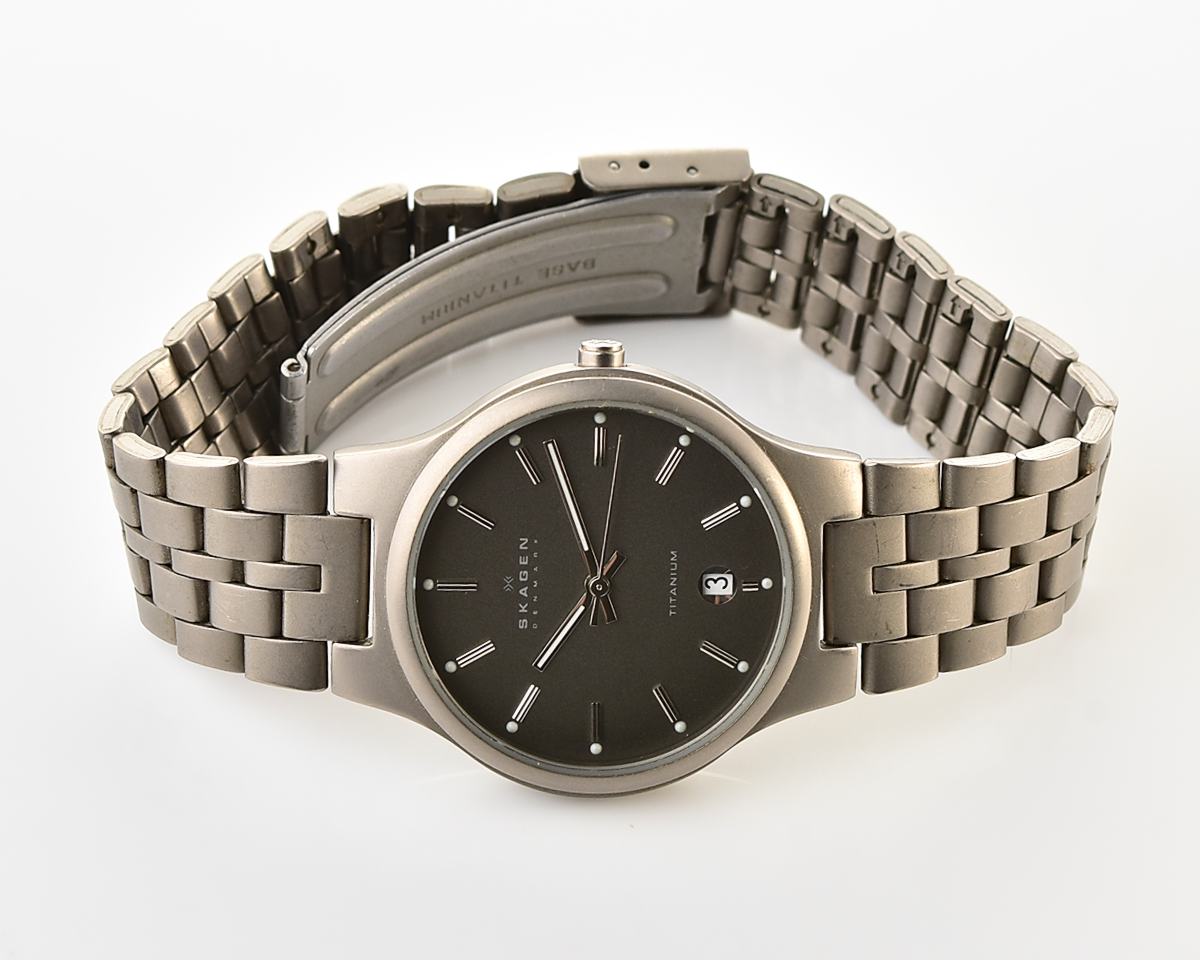 Vintage Skagen Slimline Titanium – Charcoal Sunburst Date Quartz from the Early 2000s