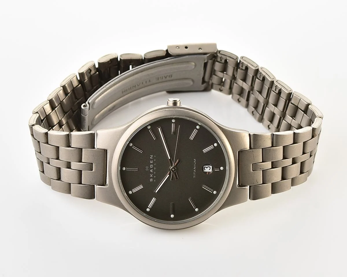 Vintage Skagen Slimline Titanium – Charcoal Sunburst Date Quartz from the Early 2000s