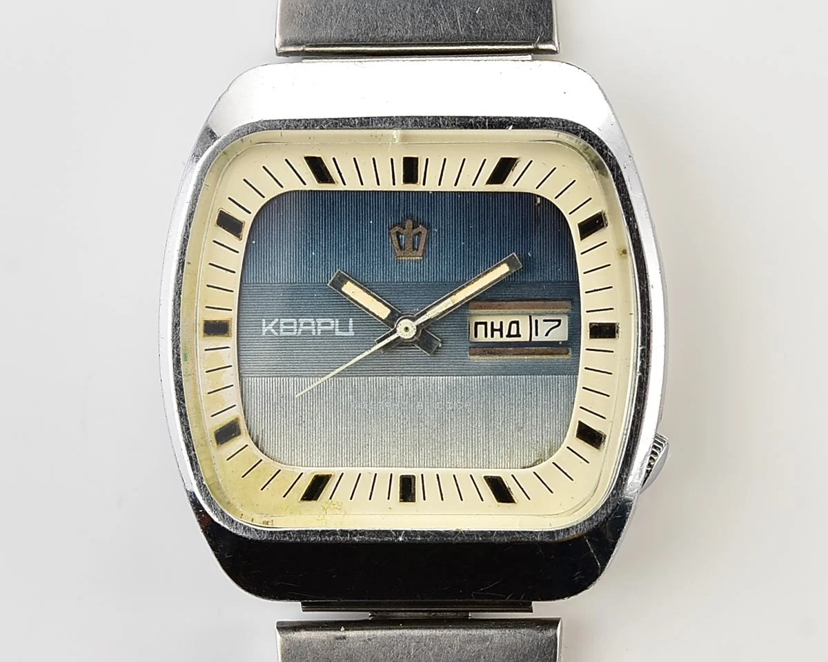Large Soviet Poljot 3050 vintage wristwatch with quartz movement