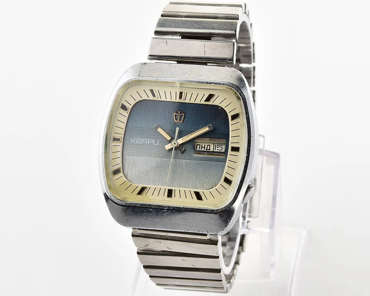 Large Soviet Poljot 3050 vintage wristwatch with quartz movement