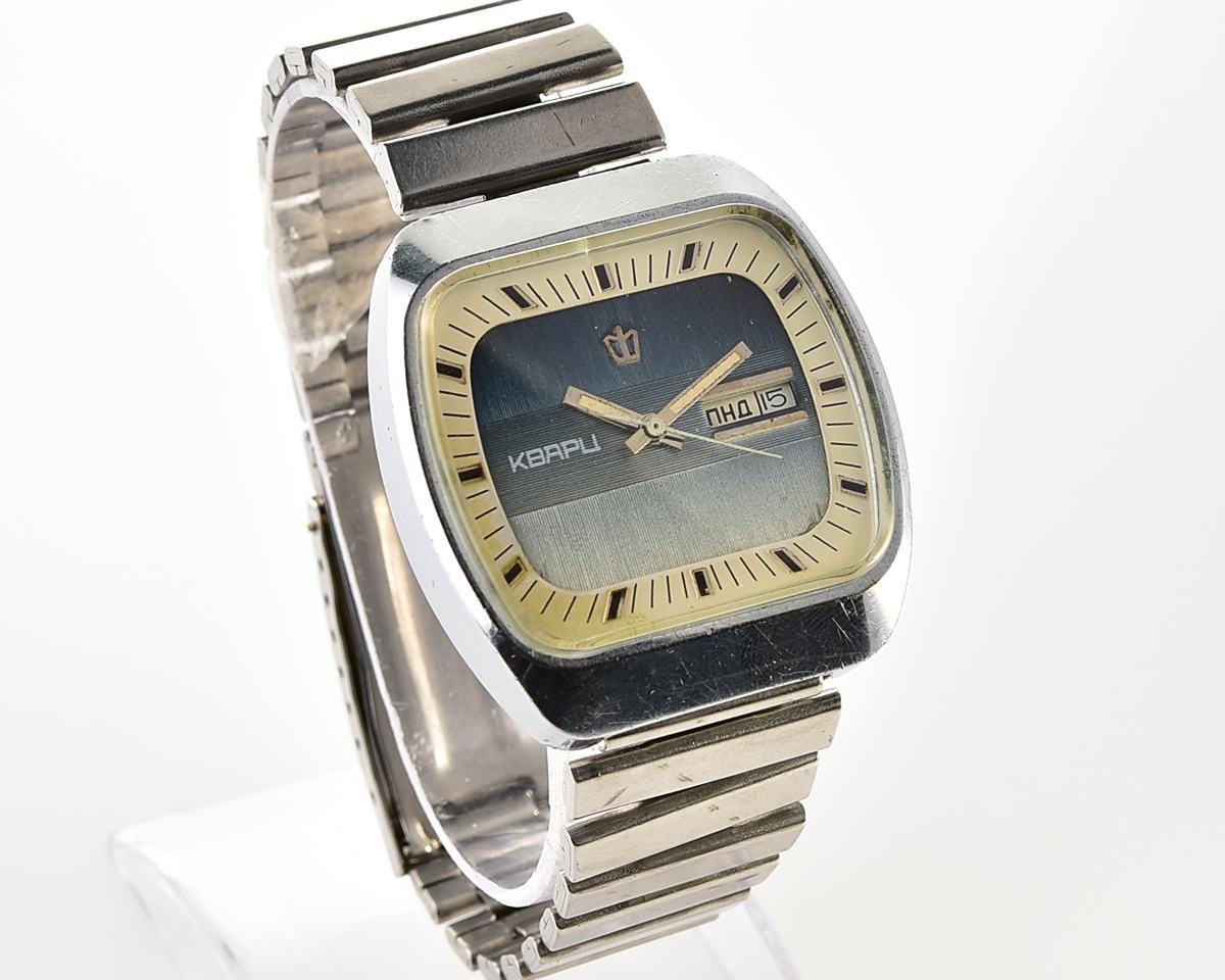 Large soviet POLJOT 3050 vintage wristwatch with automatic quartz movement