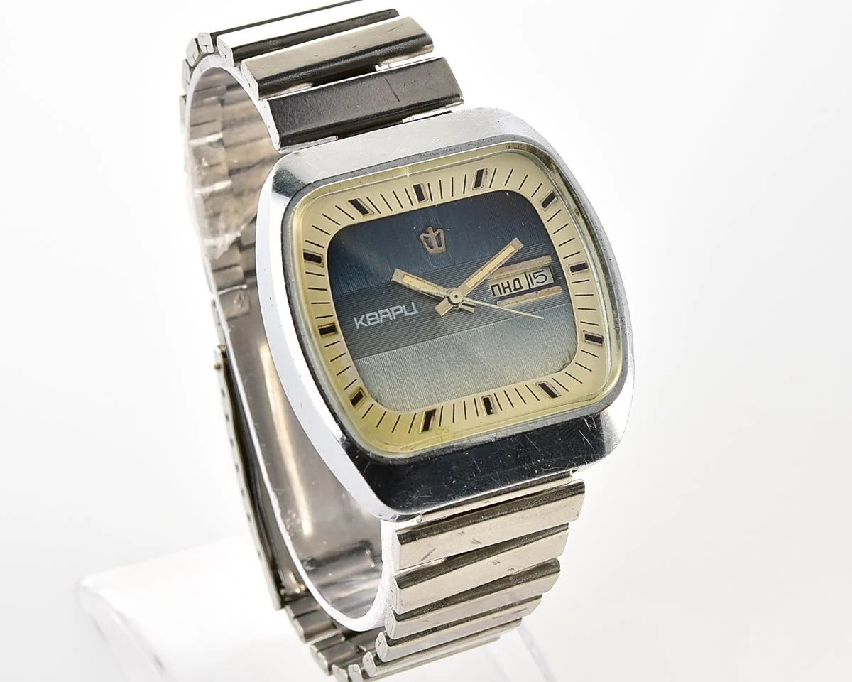 Large Soviet Poljot 3050 vintage wristwatch with quartz movement