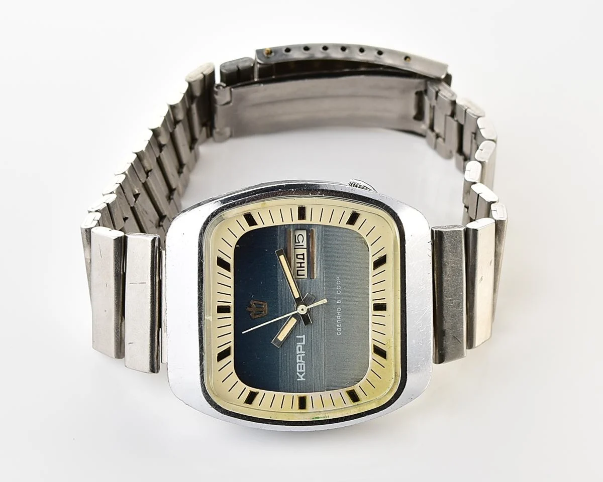 Large Soviet Poljot 3050 vintage wristwatch with quartz movement