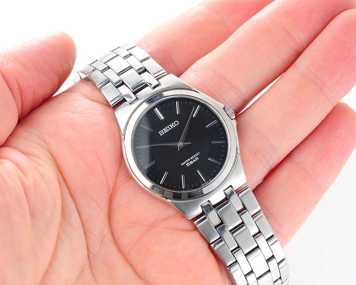 SEIKO Spirit stylish slim quartz watch with integrated bracelet from the 1990s