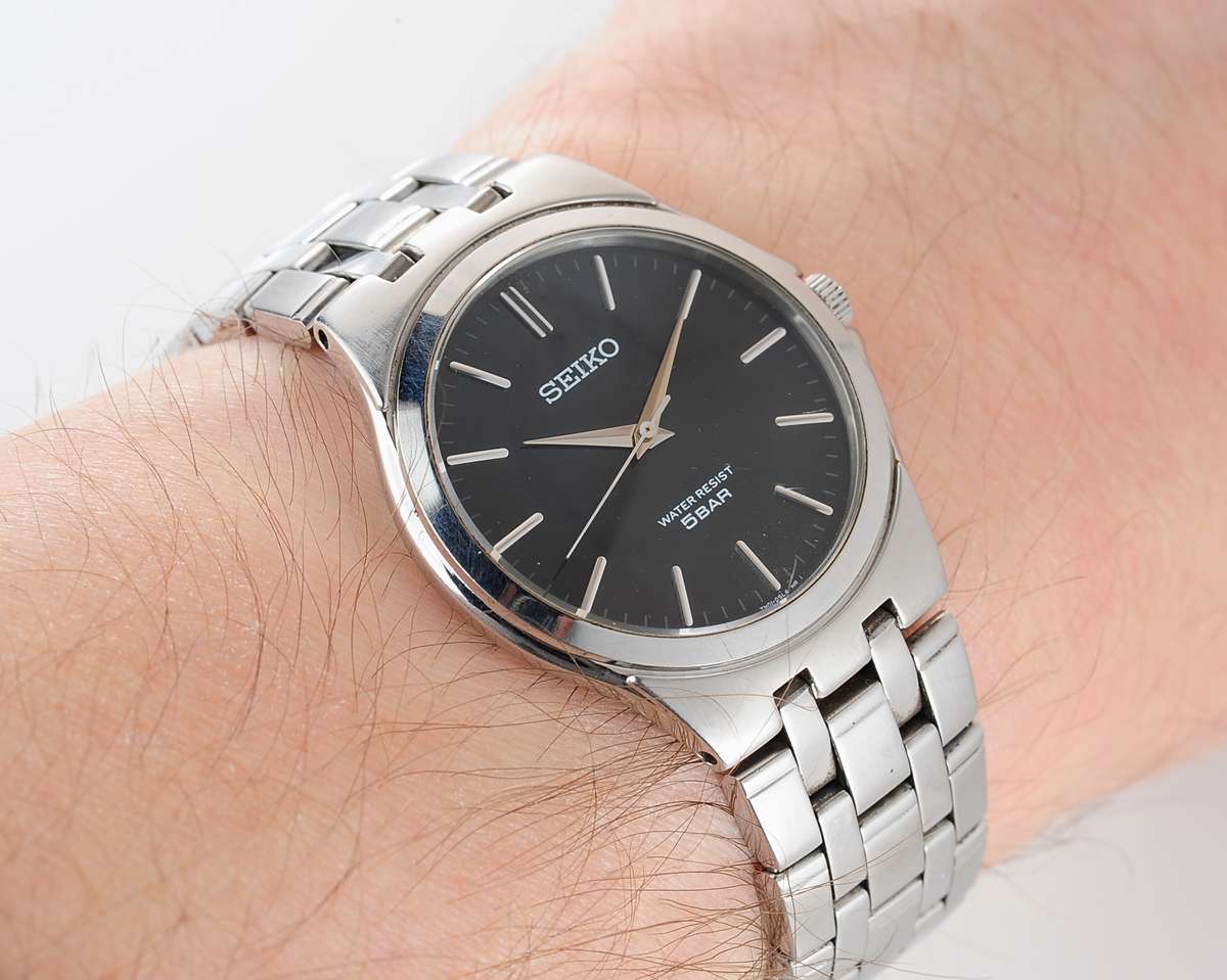 SEIKO Spirit stylish slim quartz watch with integrated bracelet from the 1990s