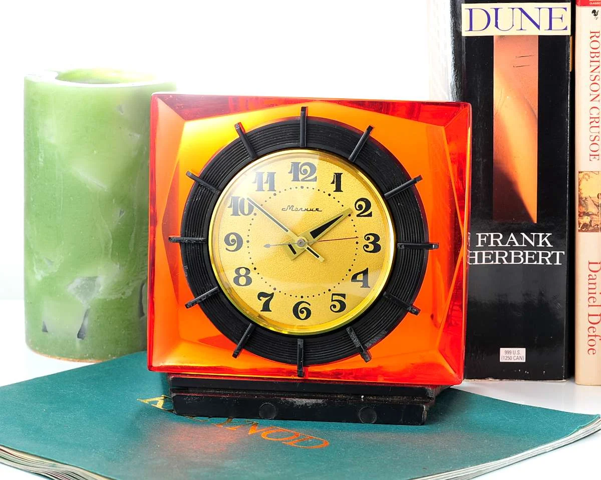 watch Molnija Chernoble HBO table clock 18166-SCS_0645