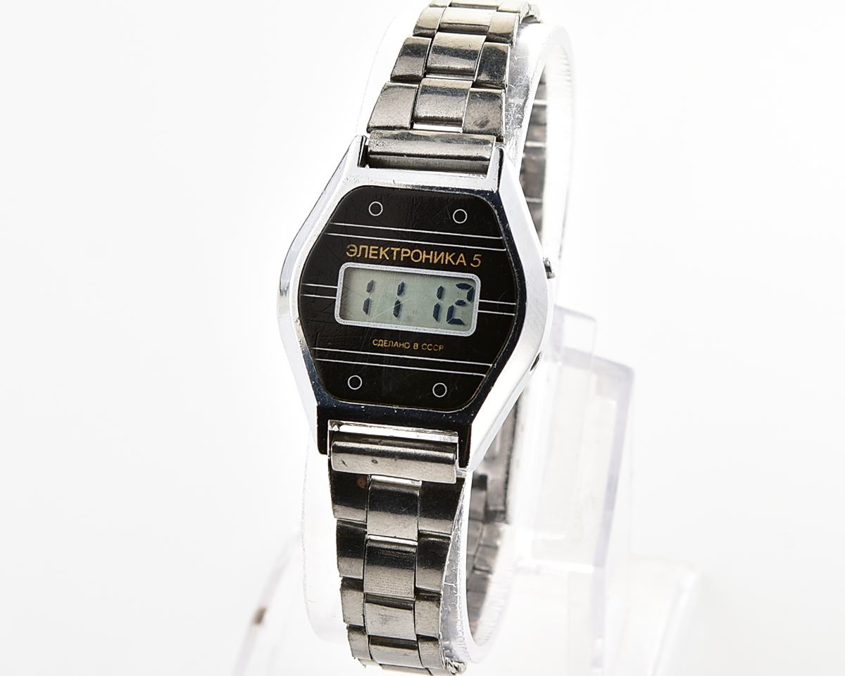 Digital vintage USSR wristwatch Electronika-5 with stainless steel bracelet for ladies