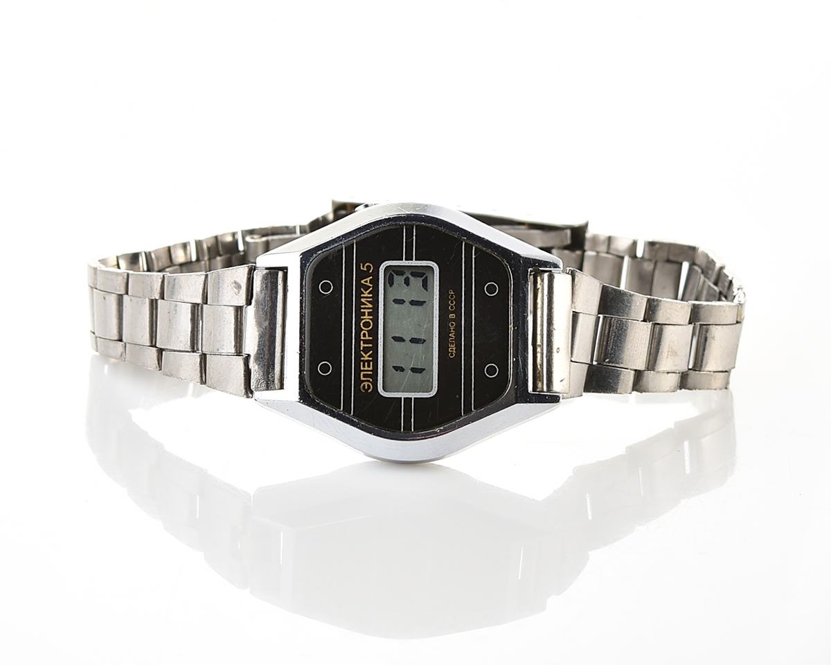 Digital vintage USSR wristwatch Electronika-5 with stainless steel bracelet for ladies