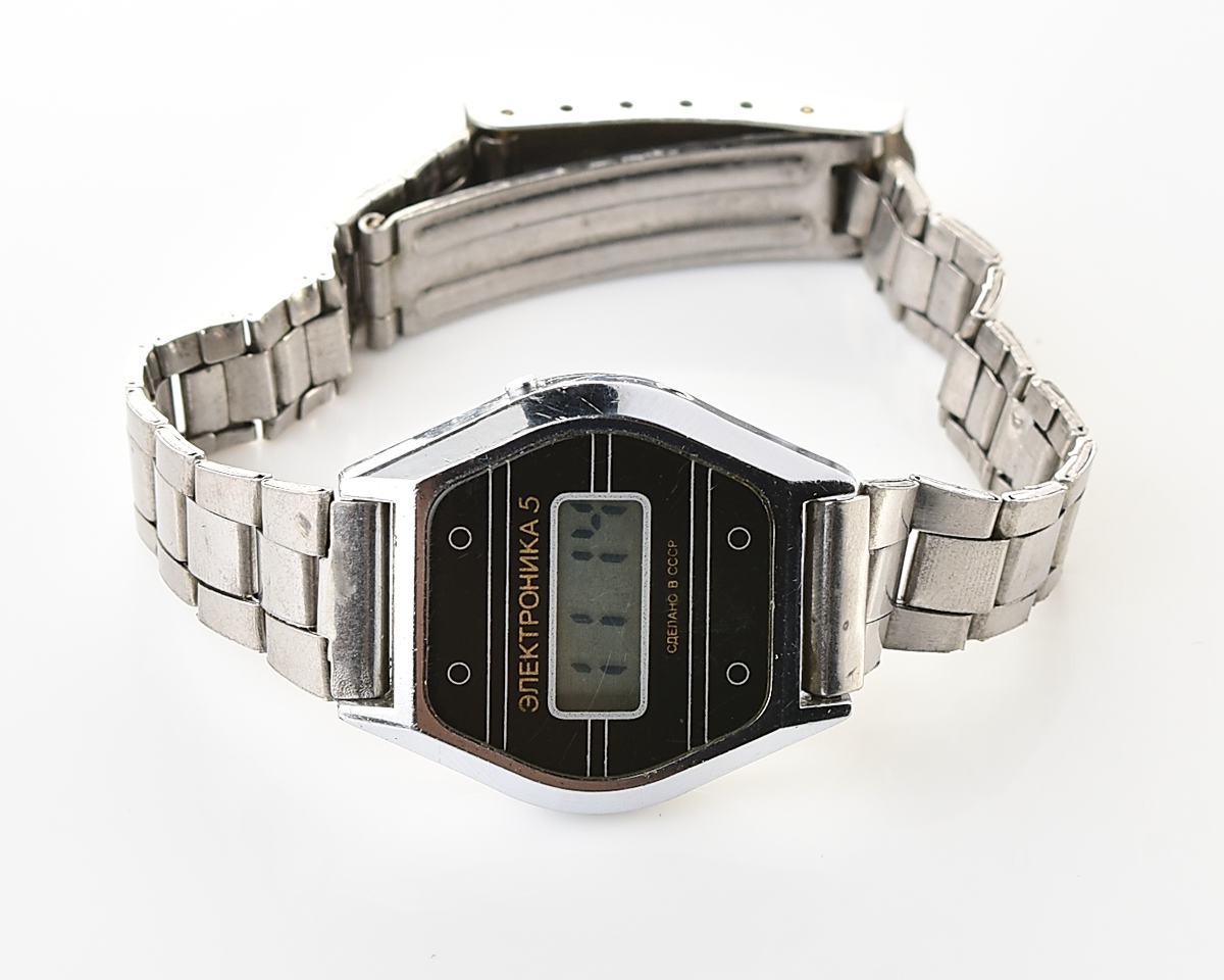 Digital vintage USSR wristwatch Electronika-5 with stainless steel bracelet for ladies