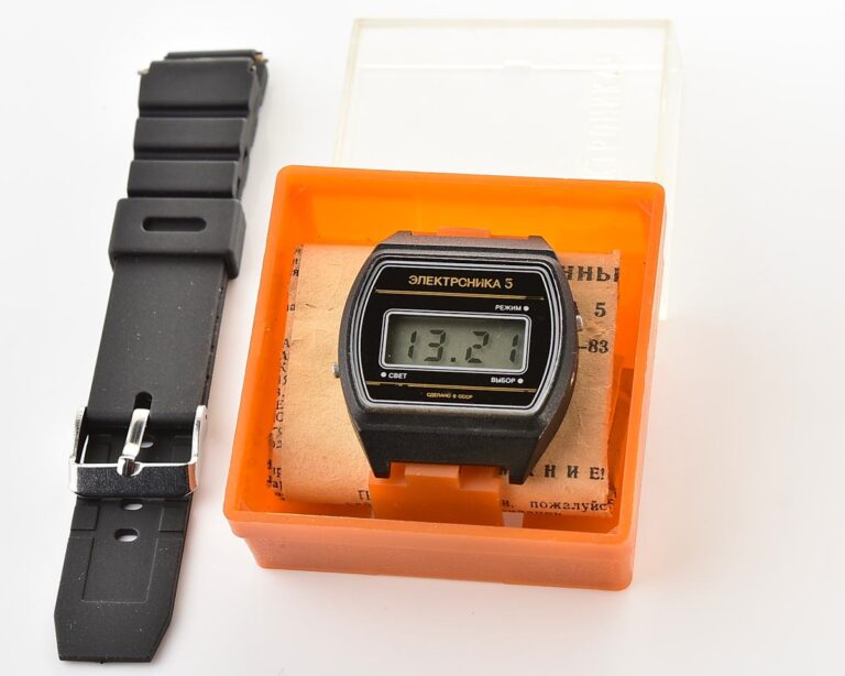 Vintage USSR digital watch Electronika 5 in nearly weightless plastic body - complete with box and passport!