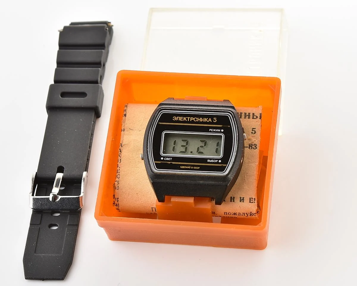 Vintage USSR digital watch Electronika 5 in nearly weightless plastic body - complete with box and passport!
