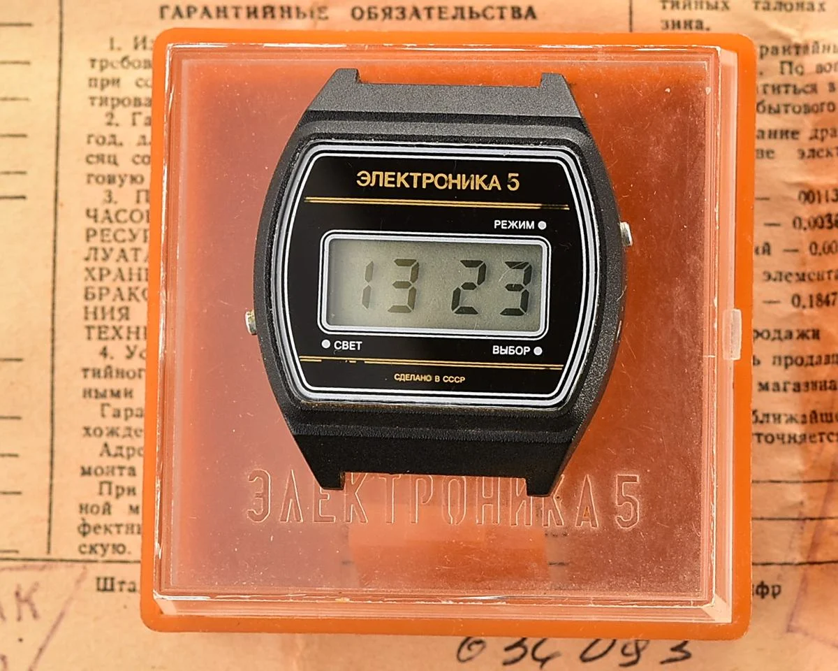 Vintage USSR digital watch Electronika 5 in nearly weightless plastic body - complete with box and passport!