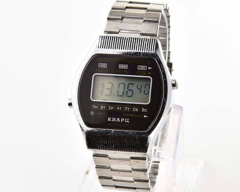 Digital vintage USSR wristwatch Electronika-5 with stainless steel bracelet