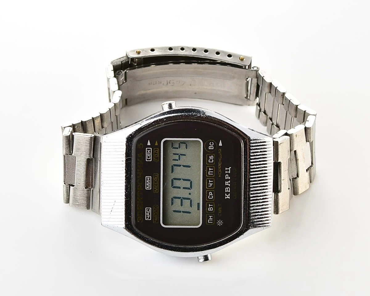 Digital vintage USSR wristwatch Electronika-5 with stainless steel bracelet