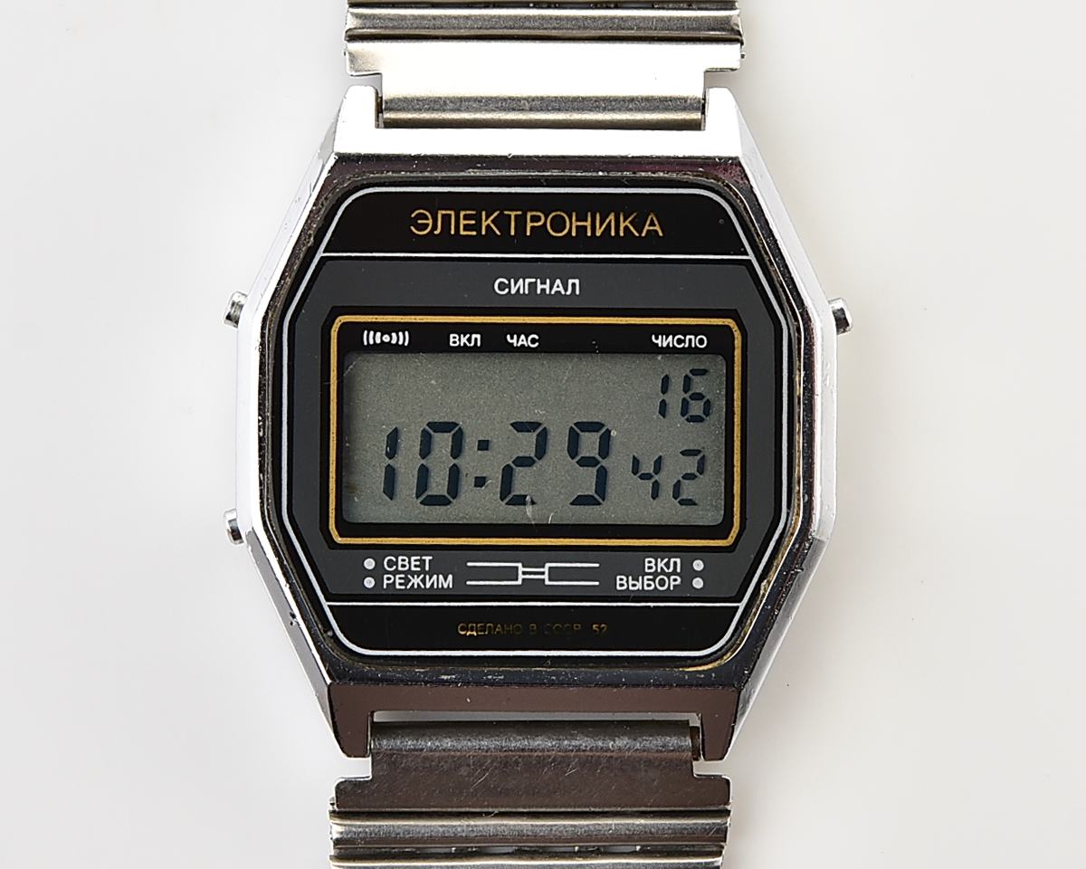 Digital vintage USSR wristwatch Electronika-52 with vintage stainless steel bracelet