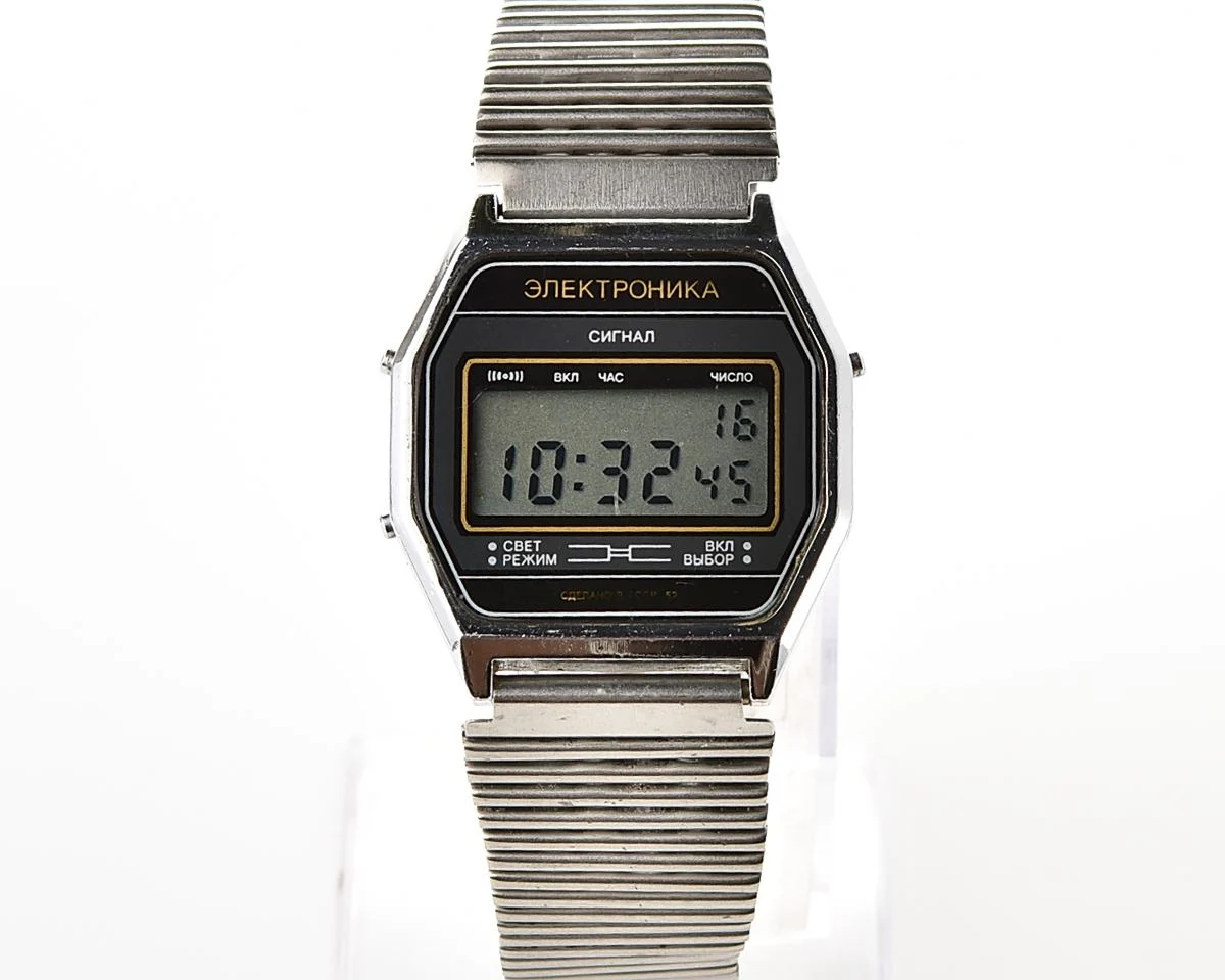 Digital vintage USSR wristwatch Electronika-52 with vintage stainless steel bracelet