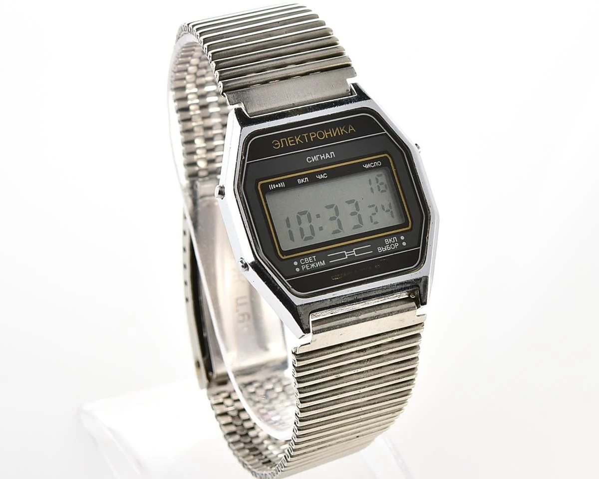 Digital vintage USSR wristwatch Electronika-52 with vintage stainless steel bracelet