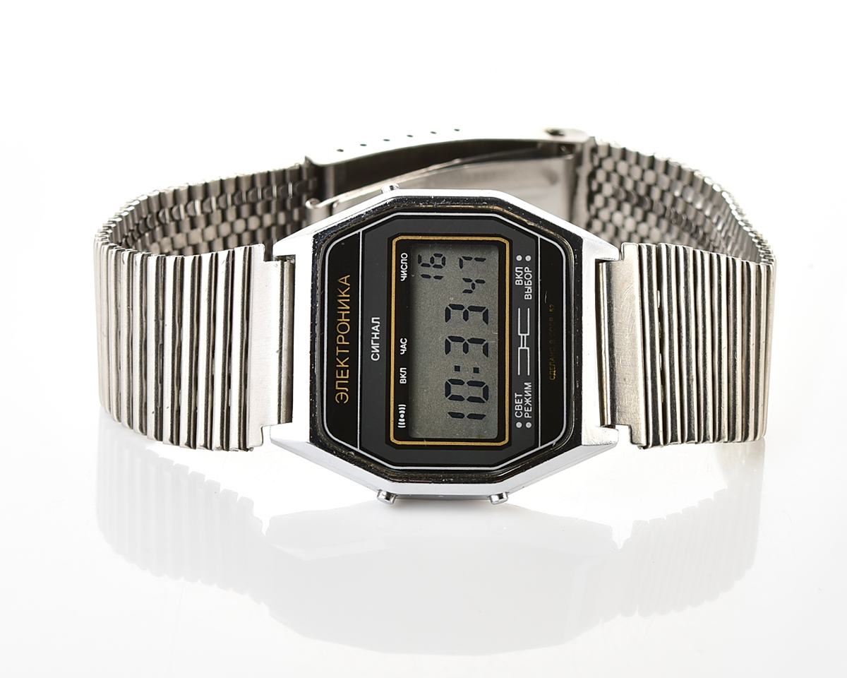 Digital vintage USSR wristwatch Electronika-52 with vintage stainless steel bracelet