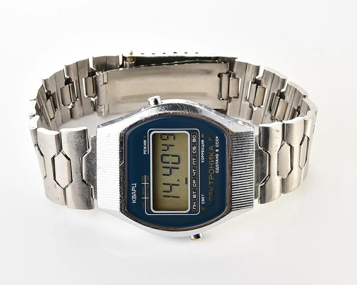 Digital vintage USSR wristwatch Electronika-5 with stainless steel bracelet