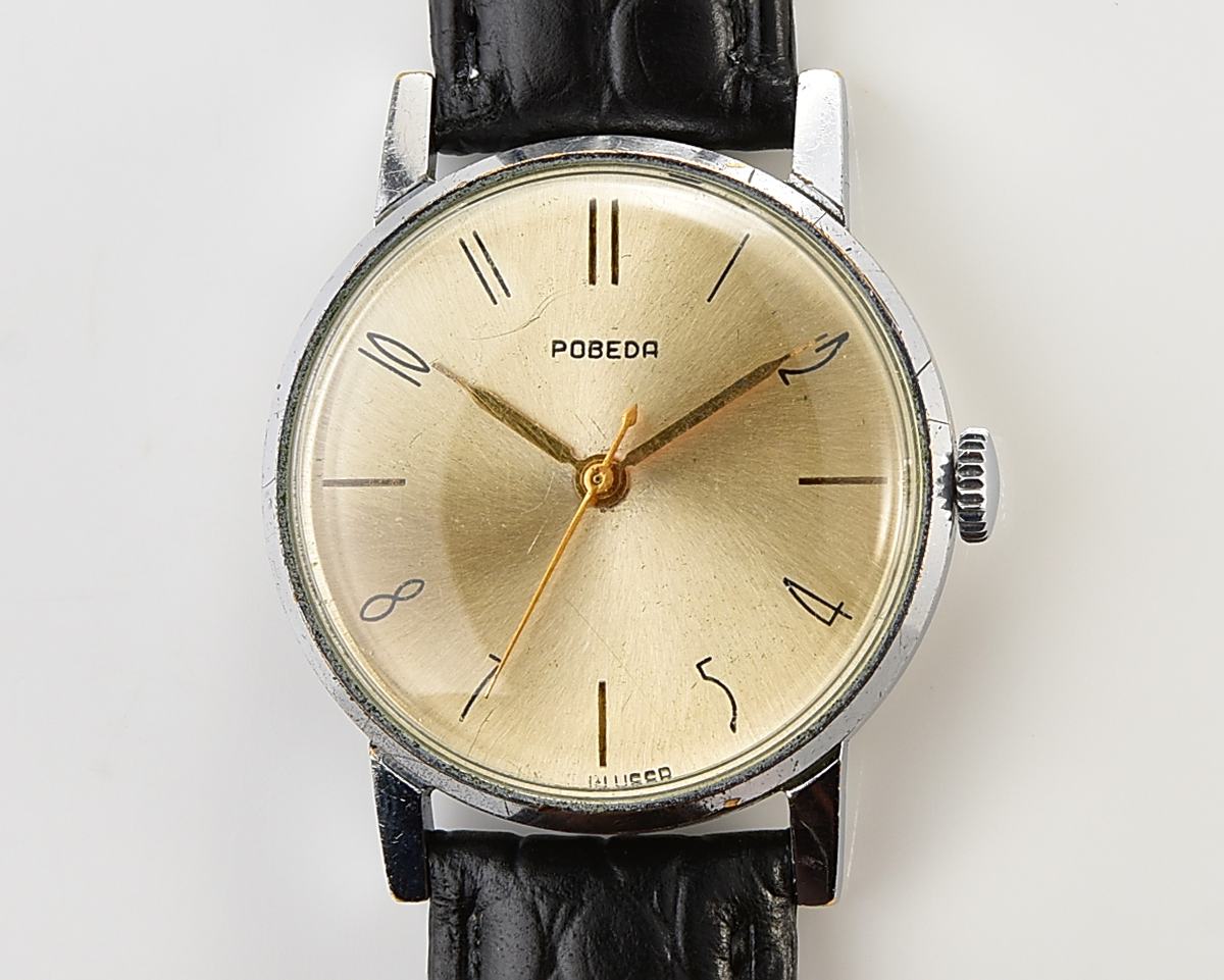 Vintage Pobeda soviet mechanical wristwatch with stylish minimalistic dial & central second hand