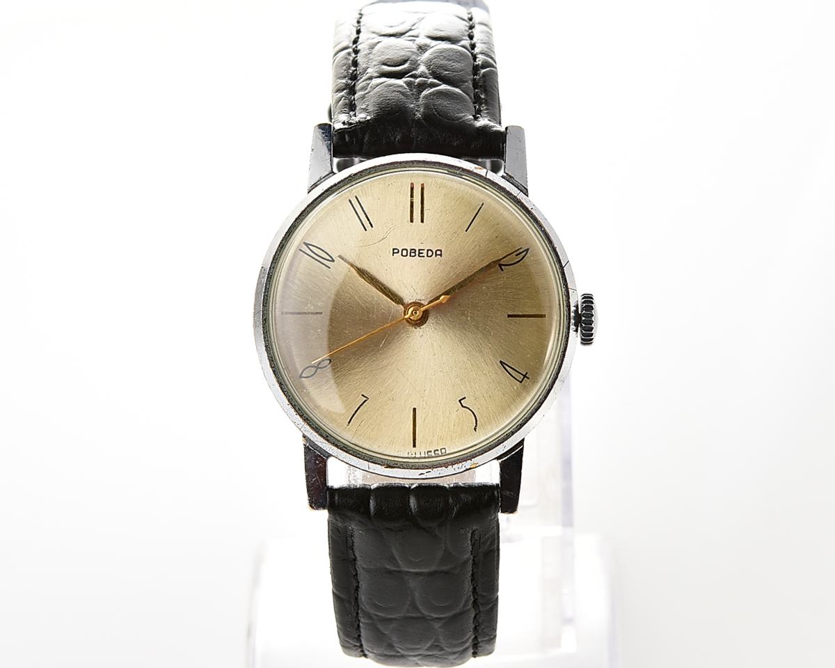 Vintage Pobeda soviet mechanical wristwatch with stylish minimalistic dial & central second hand