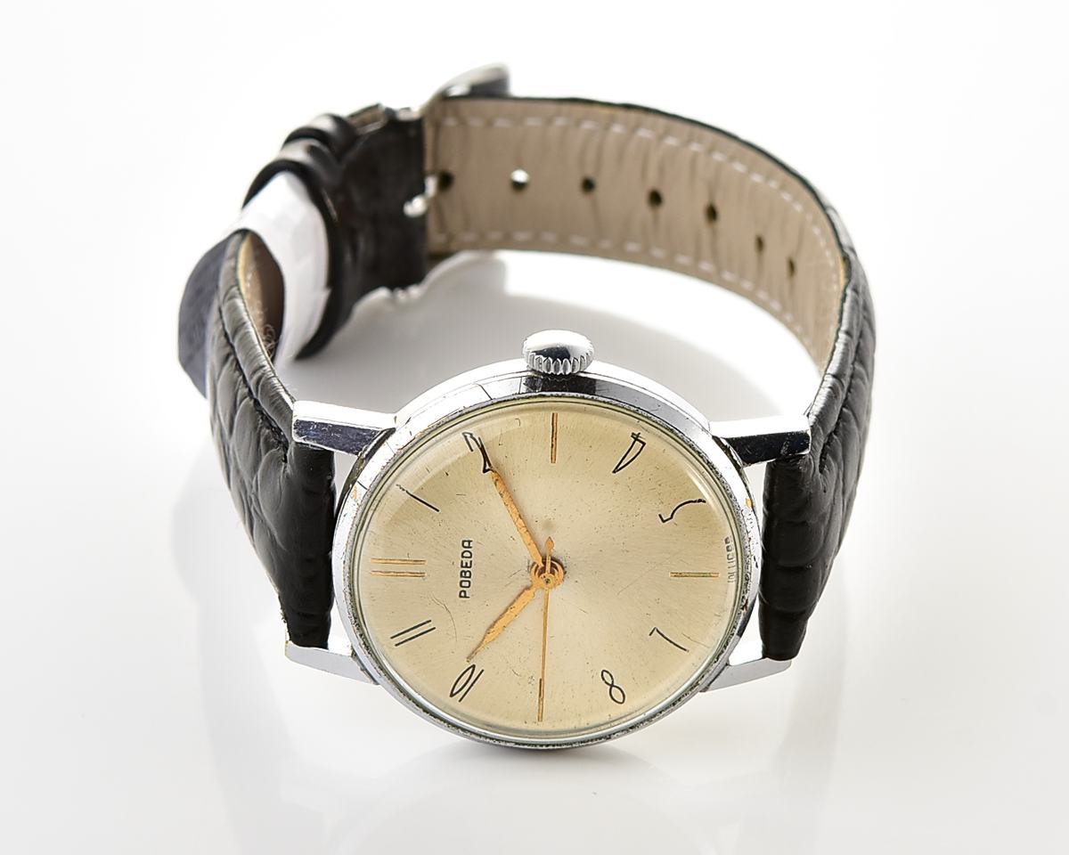 Vintage Pobeda soviet mechanical wristwatch with stylish minimalistic dial & central second hand