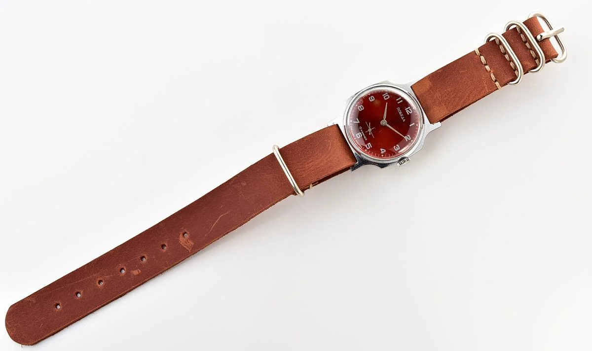 Vintage Pobeda mechanical watch, ZiM factory – red sunburst dial with small seconds, from the 1990s - Image 5